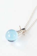 「氷泪石ネックレス 飛影モデル」原作/冨樫義博「幽☆遊☆白書」(集英社「ジャンプコミックス」刊) (c)Yoshihiro Togashi 1990年-1994年 (c)ぴえろ/集英社