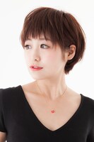 「薔薇ネックレス 蔵馬モデル」の着用例。原作/冨樫義博「幽☆遊☆白書」(集英社「ジャンプコミックス」刊) (c)Yoshihiro Togashi 1990年-1994年 (c)ぴえろ/集英社