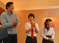 サプライズの成功を喜ぶ川合と前田、田附。