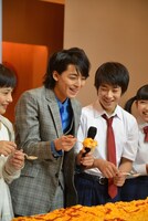 和気あいあいとオムライスを食するキャストたち。