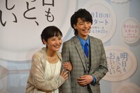 カメラマンのリクエストに応え、仲良し親子らしく腕を組んだ富田と高杉。