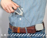 「『シドニアの騎士』安全帯カラビナ」の装着図。(c)弐瓶勉・講談社／東亜重工動画制作局