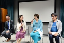 左からチーフプロデューサーの木道壮司、アナウンサーの渡邊あゆみ、里中満智子、チーフディレクターの伊藤敏司。