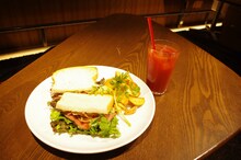 「DIOの血の滴るブラッディオレンジジュース」と「『お前は今まで食ったパンの枚数を覚えているのか？』英国風ローストビーフサンド」。(c)荒木飛呂彦&LUCKY LAND COMMUNICATIONS/集英社・ジョジョの奇妙な冒険 SC 製作委員会