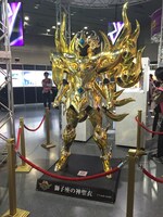 「レオアイオリア（神聖衣）」の等身大立像。