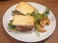 「『お前は今まで食ったパンの枚数を覚えているのか？』英国風ローストビーフサンド」(c)荒木飛呂彦&LUCKY LAND COMMUNICATIONS/集英社・ジョジョの奇妙な冒険 SC 製作委員会