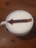 コラボカフェにて提供される「to be continued チャーイ（コースター付き）」。(c)荒木飛呂彦&LUCKY LAND COMMUNICATIONS/集英社・ジョジョの奇妙な冒険 SC 製作委員会