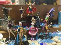 「ONE PIECE」のフィギュア群。