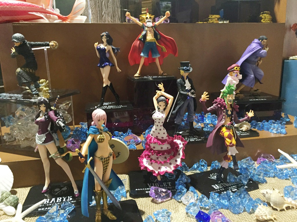 「ONE PIECE」のフィギュア群。