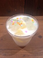 コラボカフェにて提供される「『うん　すごく好きなんだココナッツ』ジュース（コースター付き）」。(c)荒木飛呂彦&LUCKY LAND COMMUNICATIONS/集英社・ジョジョの奇妙な冒険 SC 製作委員会