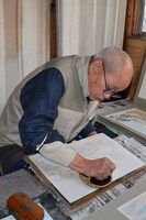 熟練の職人が1枚1枚手刷りで制作する。(c)岸本斉史 スコット／集英社・テレビ東京・ぴえろ