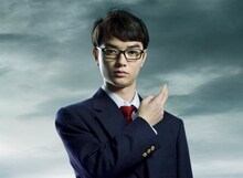 染谷将太演じる鴨川嘉郎。(c)若杉公徳／講談社 (c)「映画 みんな！エスパーだよ！」製作委員会 (c)若杉公徳／講談社 (c)「みんな！エスパーだよ！」製作委員会