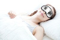 アイマスクの着用イメージ。