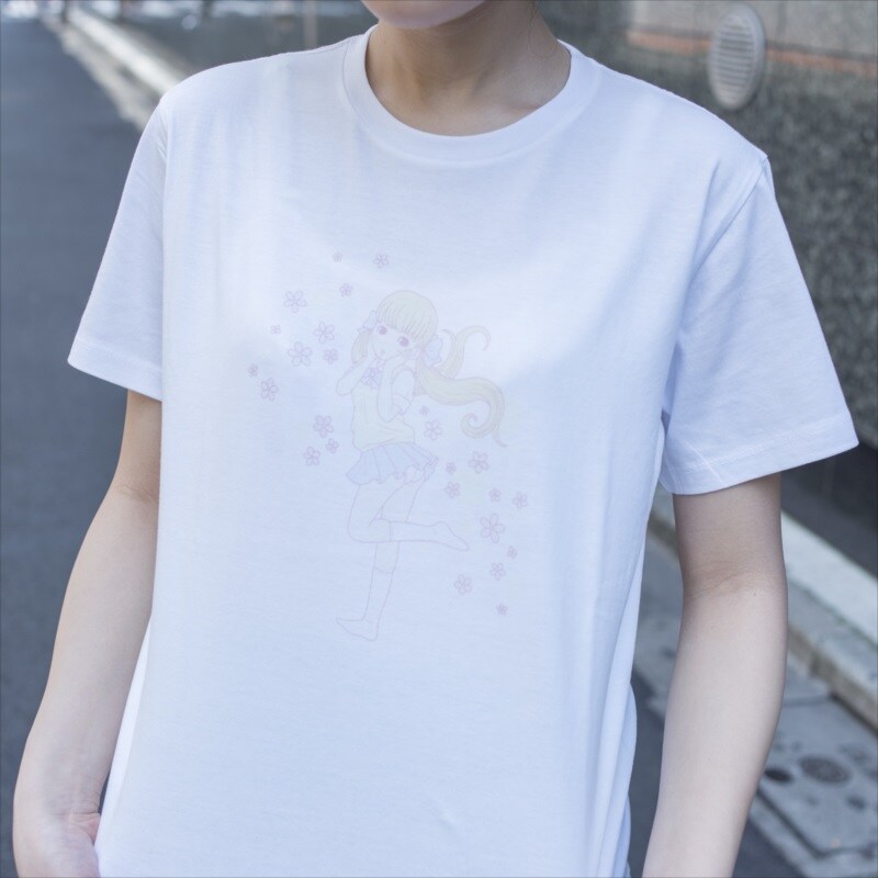 徳田有希がイラストを手がけたパンチラTシャツ。