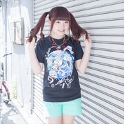 派手な看護婦がイラストを手がけたパンチラTシャツ。