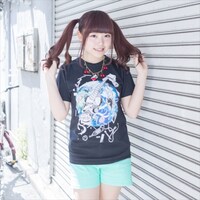 派手な看護婦がイラストを手がけたパンチラTシャツ。