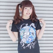 派手な看護婦がイラストを手がけたパンチラTシャツ。