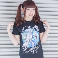 派手な看護婦がイラストを手がけたパンチラTシャツ。