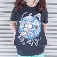 派手な看護婦がイラストを手がけたパンチラTシャツ。