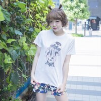 山根慶丈がイラストを手がけたパンチラTシャツ。