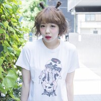 山根慶丈がイラストを手がけたパンチラTシャツ。