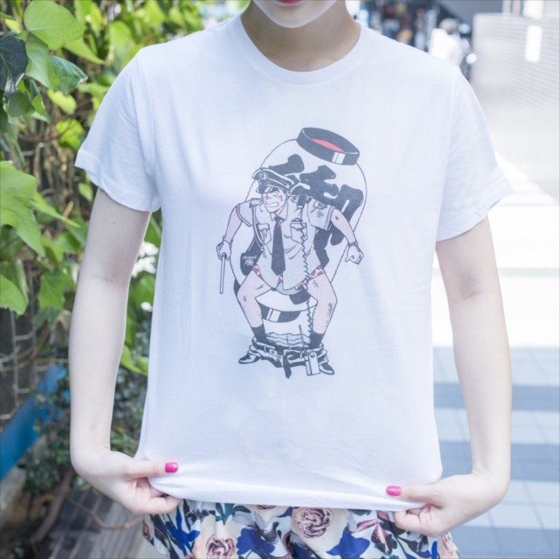 山根慶丈がイラストを手がけたパンチラTシャツ。
