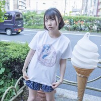 AI7Nがイラストを手がけたパンチラTシャツ。