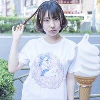 AI7Nがイラストを手がけたパンチラTシャツ。