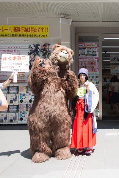 アニメイト池袋本店を訪れたヒグマのナツ、巫女・まちのコスプレをしたuu。