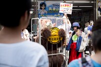 ナツは搬入用の台車に乗って登場。