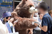 ファンと交流するナツとまち（uu）。