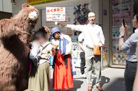 ファンと交流するナツとまち（uu）。