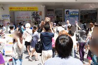 ファンと交流するナツとまち（uu）。