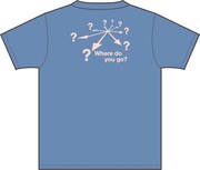 「方向音痴」Tシャツのサックスカラー。バックデザイン。