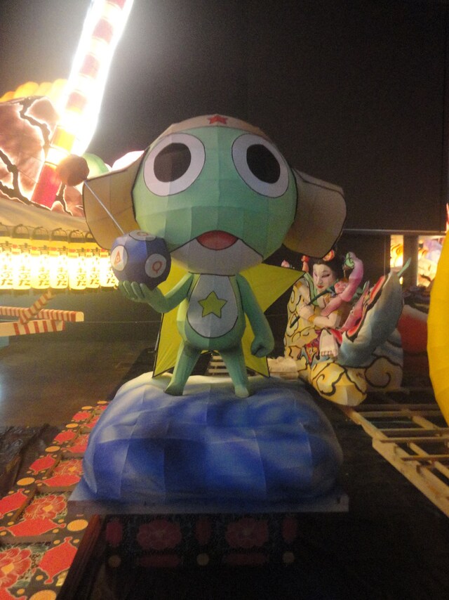 「東北復興祭りパレード in ミラノ万博」に登場するケロロねぶたは、本場・青森市のねぶた師によって制作された。