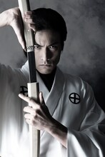 滝川英治演じる更衣唯芳。