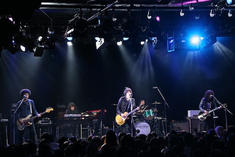 吉井和哉によるパフォーマンス。