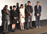 （左から）中村義洋監督、濱田岳、戸田恵梨香、鈴木亮平、荒川良々。