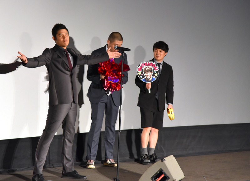 「予告犯/Kのテーマ」を歌唱する鈴木亮平。