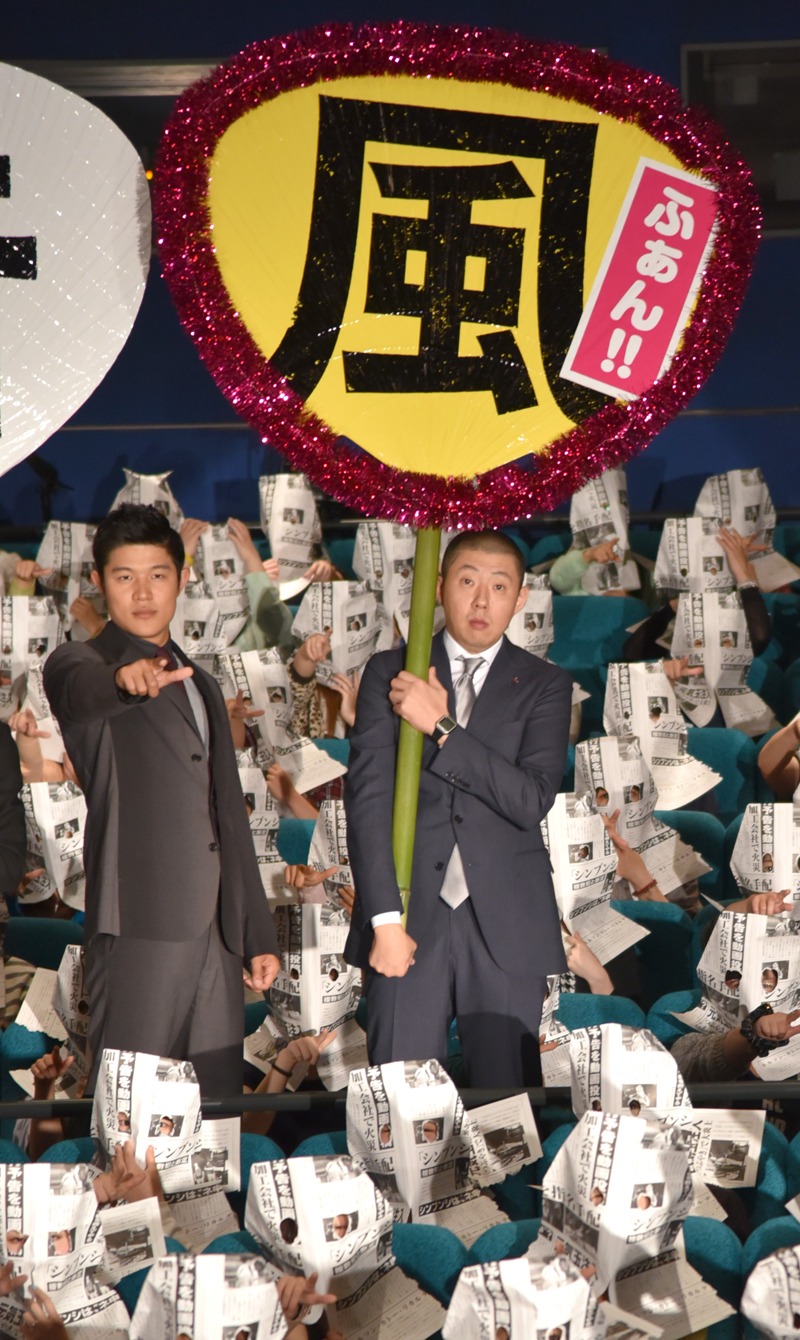 （左から）鈴木亮平、荒川良々。