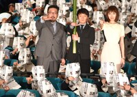 （左から）中村義洋監督、濱田岳、戸田恵梨香。