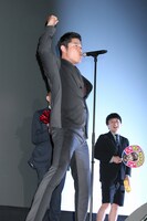 「予告犯/Kのテーマ」を歌唱する鈴木亮平。