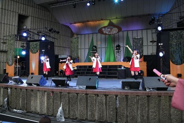 東京・日比谷野外音楽堂にて6月6日に行われた「七森中♪やがいふぇす」の様子。(c)2015 なもり/一迅社・七森中ごらく部