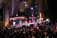 東京・日比谷野外音楽堂にて6月6日に行われた「七森中♪やがいふぇす」の様子。(c)2015 なもり/一迅社・七森中ごらく部