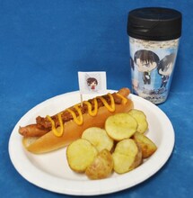 パーク内で販売される「サシャのチーズチリドック（オリジナルタンブラー付き）」。(c)諫山創・講談社/「進撃の巨人」製作委員会