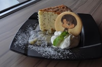 コラボカフェで提供される「リヴァイ兵士長の紅茶ケーキ」。(c)諫山創・講談社/「進撃の巨人」製作委員会