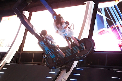ジョイポリスの人気アトラクション「ハーフパイプトーキョー」。「進撃の巨人 Attack on Titan in JOYPOLIS」では、調査兵団の一員として戦闘に参加している感覚を味わえる演出も。