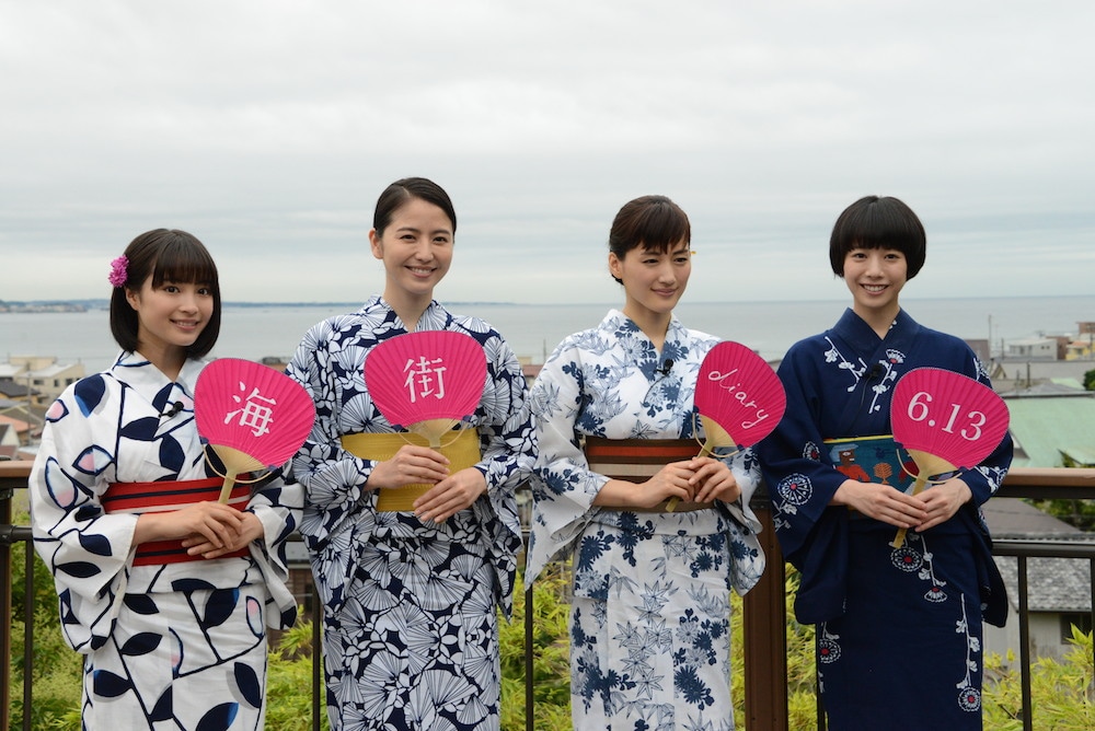 「海街diary」の大ヒット祈願イベントの様子。左から広瀬すず、長澤まさみ、綾瀬はるか、夏帆。