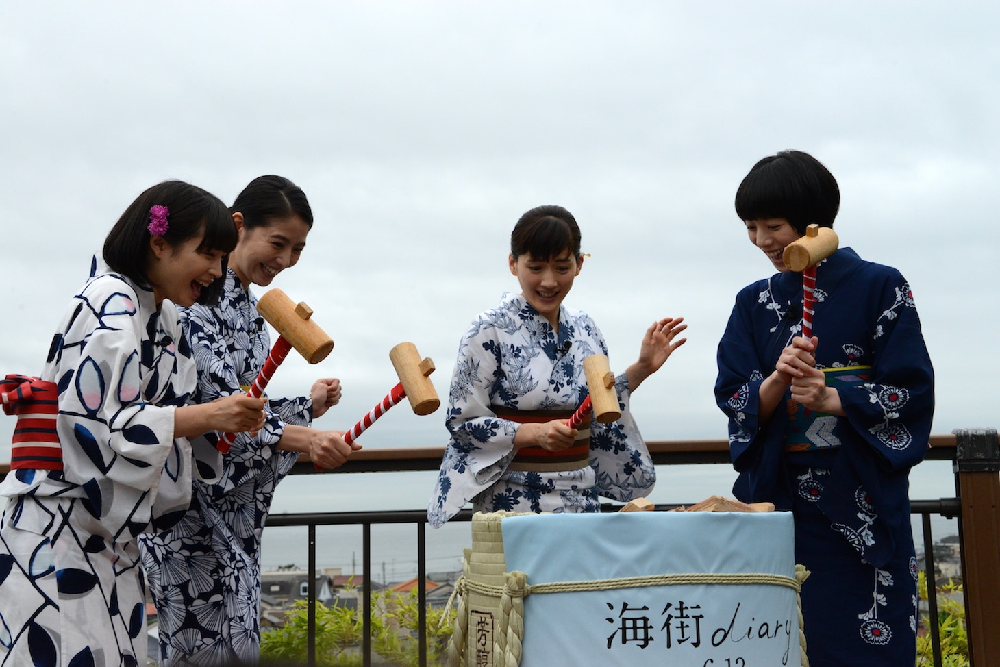 鏡開きを行う4姉妹。