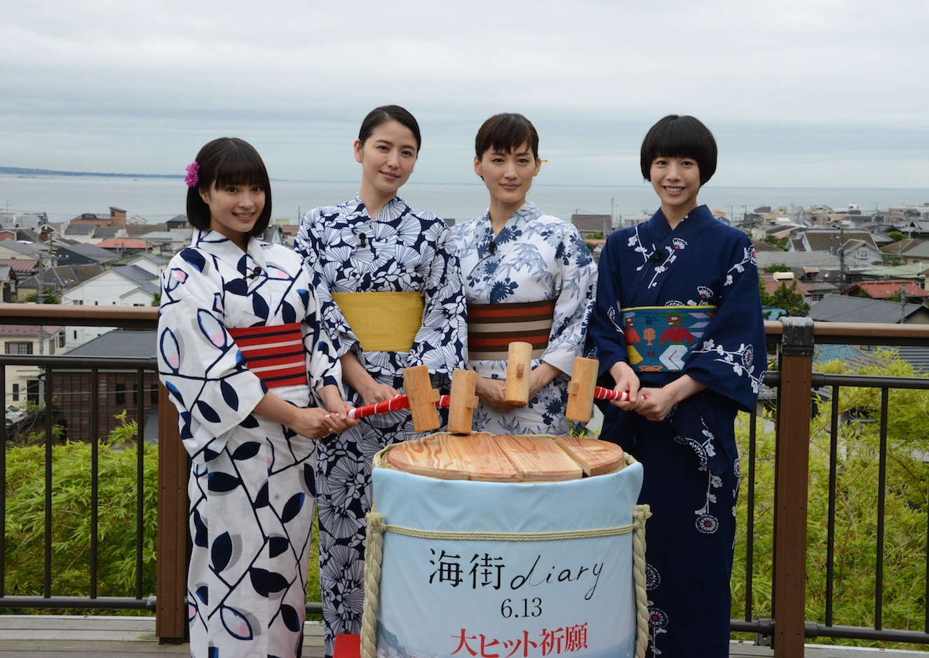 「海街diary」の大ヒット祈願イベントの様子。左から広瀬すず、長澤まさみ、綾瀬はるか、夏帆。